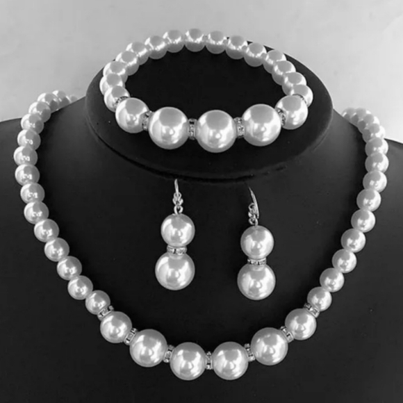 🔥🔥Not So Mystery Box 🔥5pc Pearl Jewlery!🔥 - Picture 2 of 6